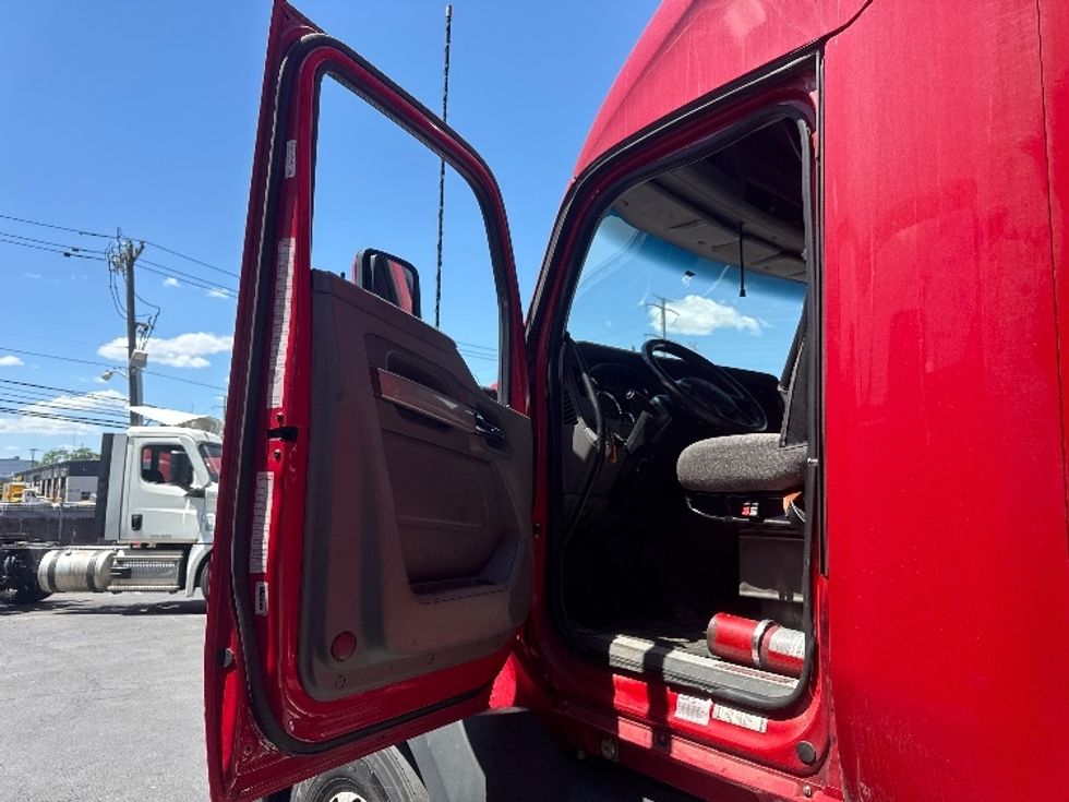 Sleeper Tractor-Heavy Duty Tractors-Kenworth-2017-T680-North Bergen-NJ-774,365\n\t\tmiles-$ 19,000 - Image 9