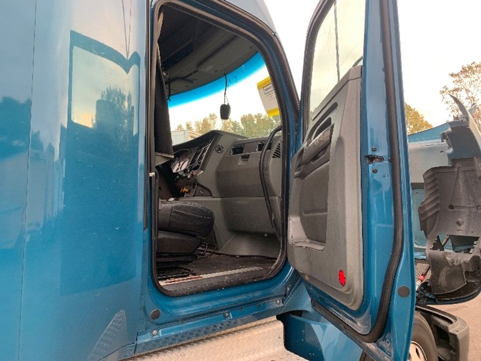 Sleeper Tractor-Heavy Duty Tractors-Kenworth-2019-T680-Akron-OH-437,239\n\t\tmiles-$ 51,500 - Image 13
