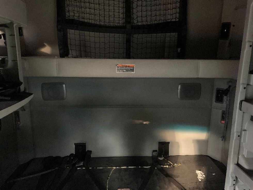 Sleeper Tractor-Heavy Duty Tractors-Kenworth-2019-T680-Akron-OH-437,239\n\t\tmiles-$ 51,500 - Image 17