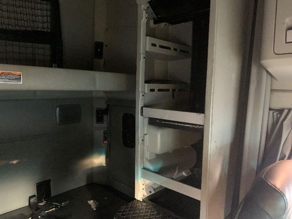 Sleeper Tractor-Heavy Duty Tractors-Kenworth-2019-T680-Akron-OH-437,239\n\t\tmiles-$ 51,500 - Image 19