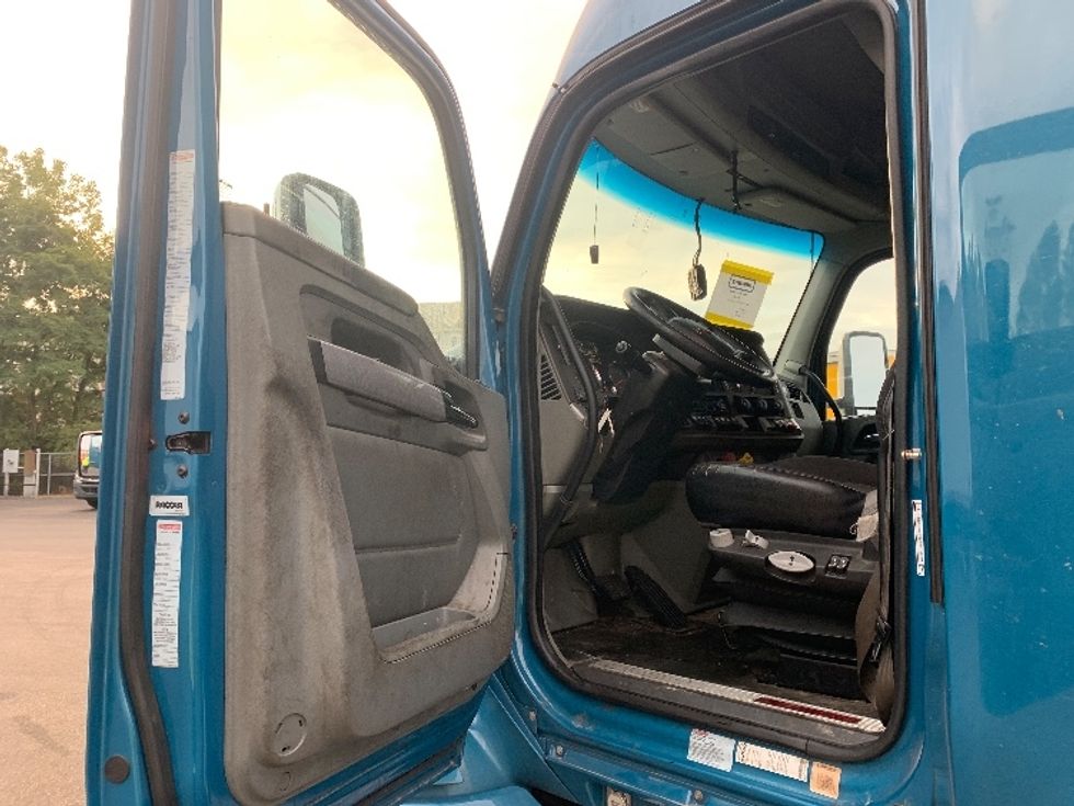 Sleeper Tractor-Heavy Duty Tractors-Kenworth-2019-T680-Akron-OH-437,239\n\t\tmiles-$ 51,500 - Image 9