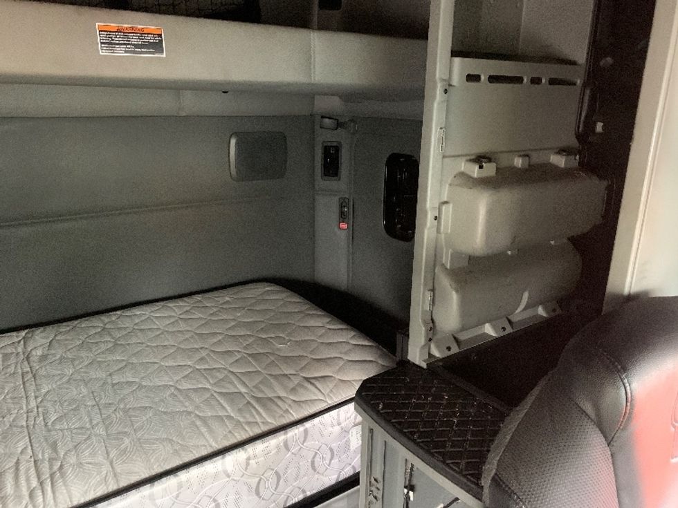 Sleeper Tractor-Heavy Duty Tractors-Kenworth-2019-T680-Akron-OH-453,228\n\t\tmiles-$ 47,500 - Image 17