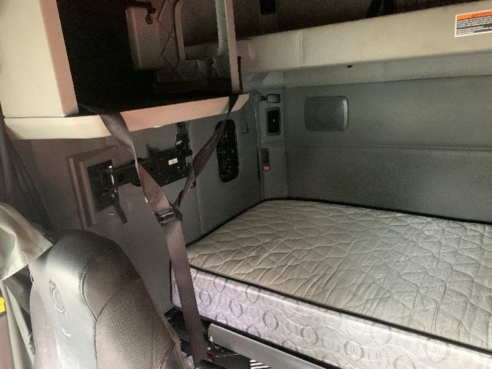 Sleeper Tractor-Heavy Duty Tractors-Kenworth-2019-T680-Akron-OH-453,228\n\t\tmiles-$ 47,500 - Image 18