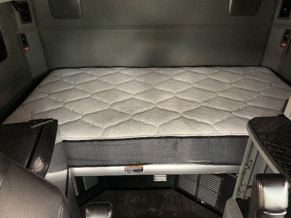 Sleeper Tractor-Heavy Duty Tractors-Kenworth-2019-T680-Akron-OH-461,582\n\t\tmiles-$ 45,500 - Image 16