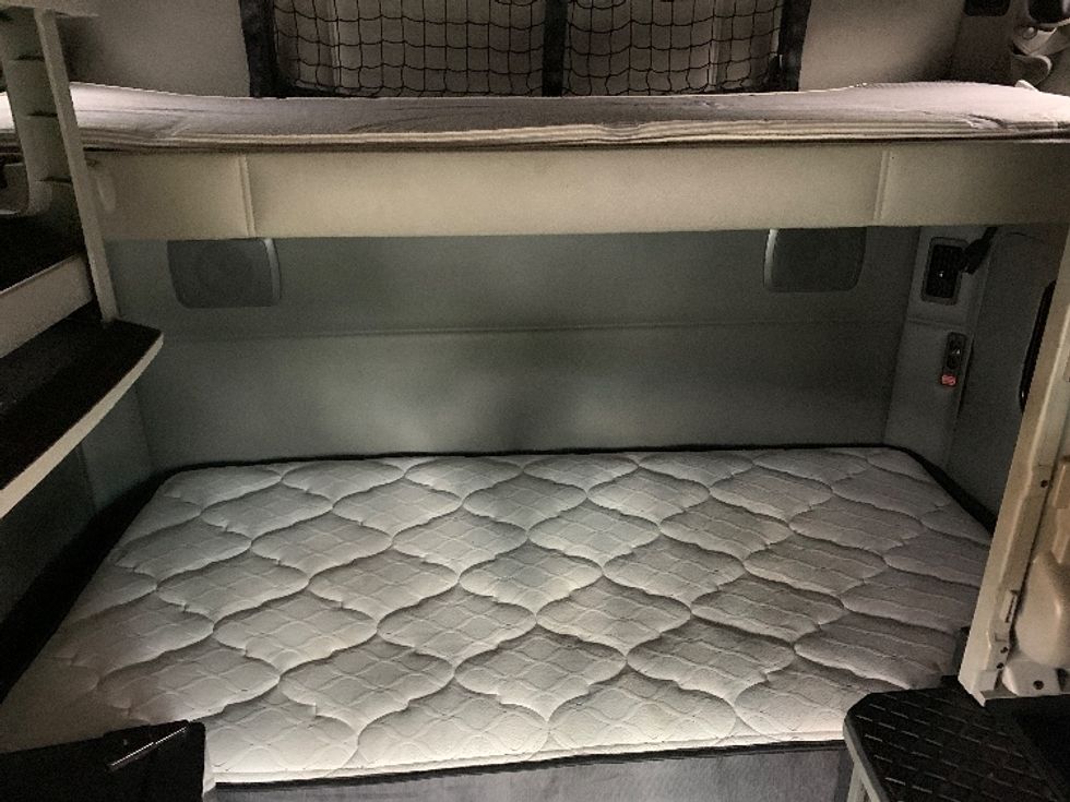 Sleeper Tractor-Heavy Duty Tractors-Kenworth-2019-T680-Akron-OH-461,582\n\t\tmiles-$ 45,500 - Image 17