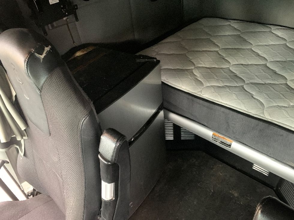 Sleeper Tractor-Heavy Duty Tractors-Kenworth-2019-T680-Akron-OH-461,582\n\t\tmiles-$ 45,500 - Image 18