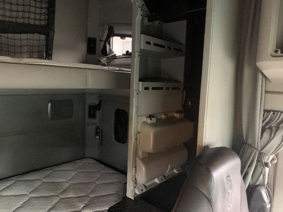 Sleeper Tractor-Heavy Duty Tractors-Kenworth-2019-T680-Akron-OH-461,582\n\t\tmiles-$ 45,500 - Image 19