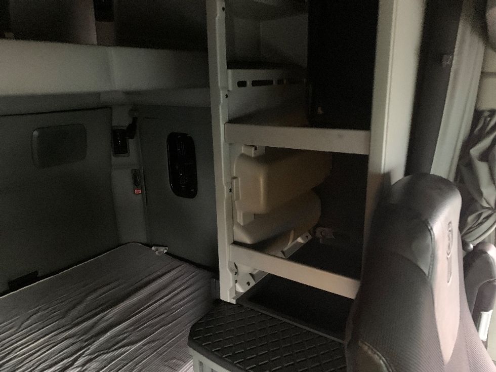 Sleeper Tractor-Heavy Duty Tractors-Kenworth-2019-T680-Akron-OH-473,783\n\t\tmiles-$ 45,500 - Image 18