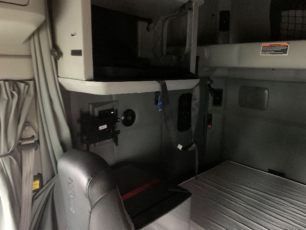 Sleeper Tractor-Heavy Duty Tractors-Kenworth-2019-T680-Akron-OH-473,783\n\t\tmiles-$ 45,500 - Image 19