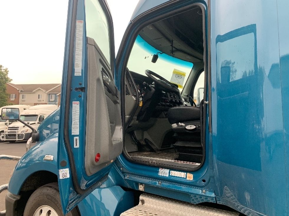 Sleeper Tractor-Heavy Duty Tractors-Kenworth-2019-T680-Akron-OH-473,783\n\t\tmiles-$ 45,500 - Image 9