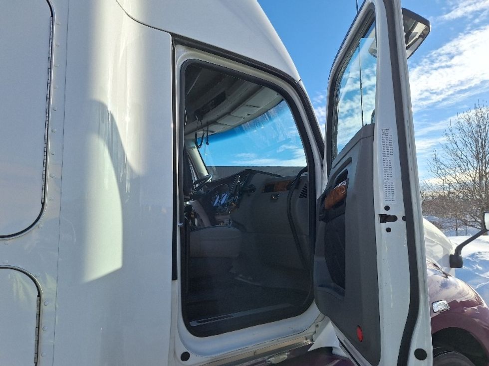 Sleeper Tractor-Heavy Duty Tractors-Kenworth-2020-T680-Londonderry-NH-177,704\n\t\tmiles-$ 75,000 - Image 13