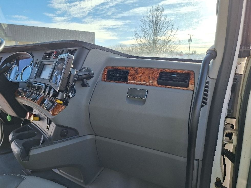 Sleeper Tractor-Heavy Duty Tractors-Kenworth-2020-T680-Londonderry-NH-177,704\n\t\tmiles-$ 75,000 - Image 14