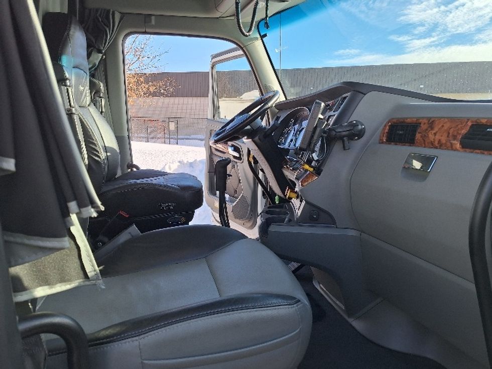 Sleeper Tractor-Heavy Duty Tractors-Kenworth-2020-T680-Londonderry-NH-177,704\n\t\tmiles-$ 75,000 - Image 15