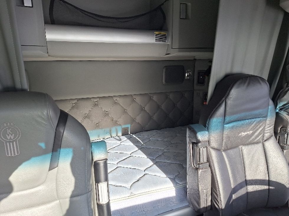 Sleeper Tractor-Heavy Duty Tractors-Kenworth-2020-T680-Londonderry-NH-177,704\n\t\tmiles-$ 75,000 - Image 16