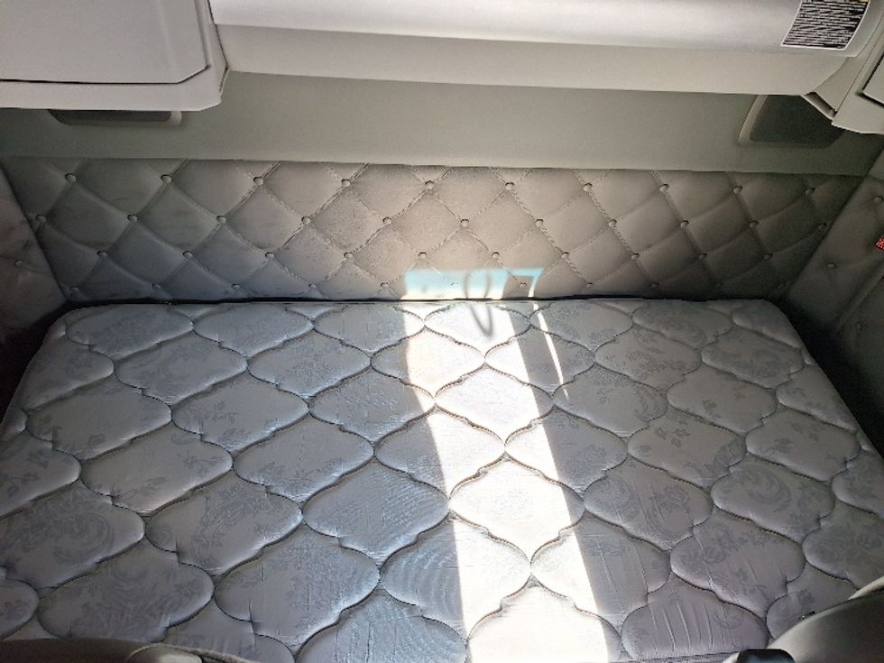 Sleeper Tractor-Heavy Duty Tractors-Kenworth-2020-T680-Londonderry-NH-177,704\n\t\tmiles-$ 75,000 - Image 17