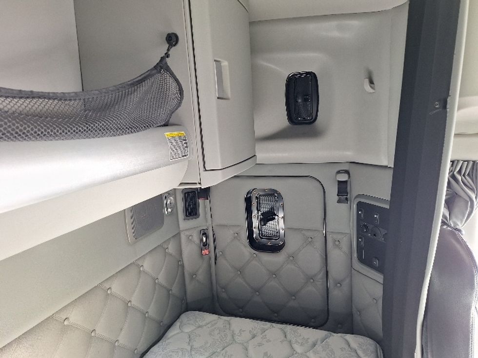 Sleeper Tractor-Heavy Duty Tractors-Kenworth-2020-T680-Londonderry-NH-177,704\n\t\tmiles-$ 75,000 - Image 18