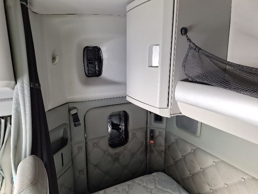 Sleeper Tractor-Heavy Duty Tractors-Kenworth-2020-T680-Londonderry-NH-177,704\n\t\tmiles-$ 75,000 - Image 19