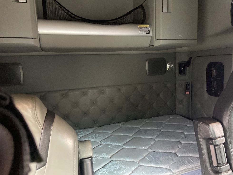 Sleeper Tractor-Heavy Duty Tractors-Kenworth-2020-T680-Pennsauken-NJ-201,527\n\t\tmiles-$ 71,750 - Image 16