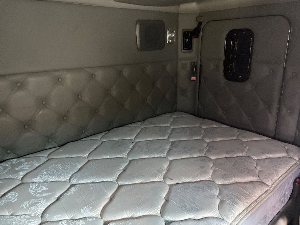 Sleeper Tractor-Heavy Duty Tractors-Kenworth-2020-T680-Pennsauken-NJ-201,527\n\t\tmiles-$ 71,750 - Image 17