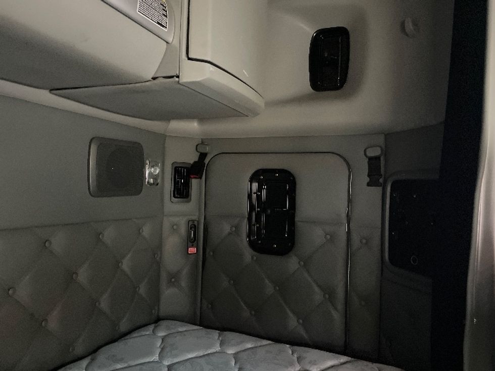 Sleeper Tractor-Heavy Duty Tractors-Kenworth-2020-T680-Pennsauken-NJ-201,527\n\t\tmiles-$ 71,750 - Image 18