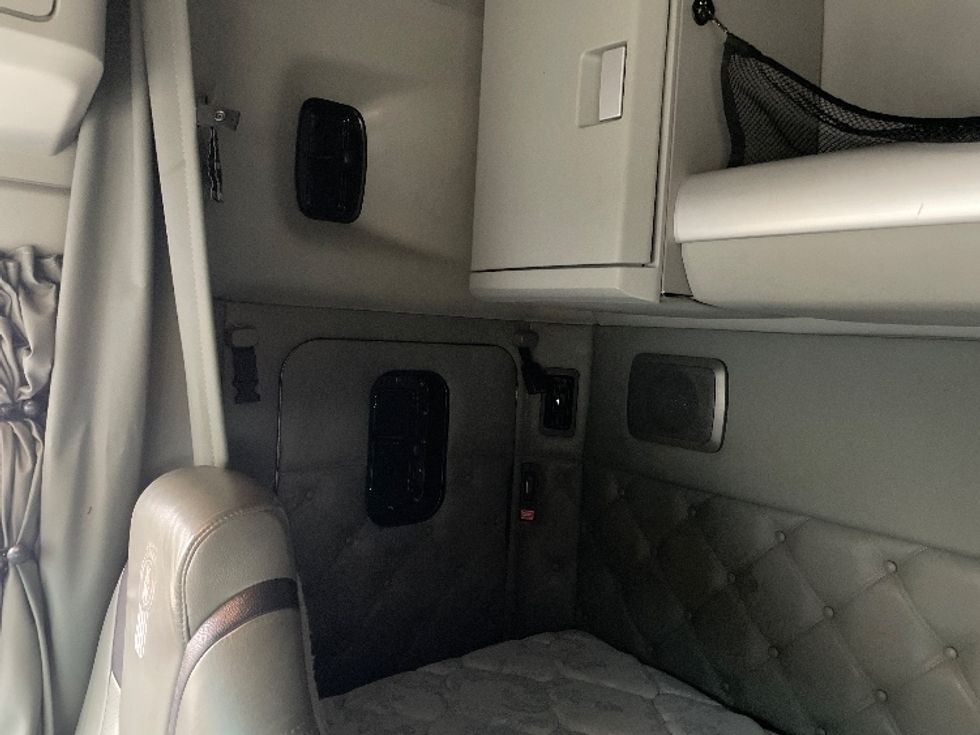 Sleeper Tractor-Heavy Duty Tractors-Kenworth-2020-T680-Pennsauken-NJ-201,527\n\t\tmiles-$ 71,750 - Image 19