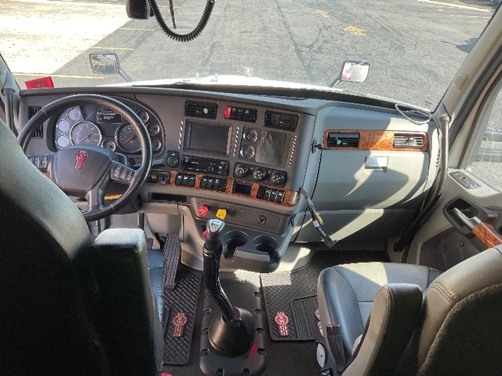 Sleeper Tractor-Heavy Duty Tractors-Kenworth-2020-T680-Torrance-CA-196,269\n\t\tmiles-$ 83,500 - Image 12