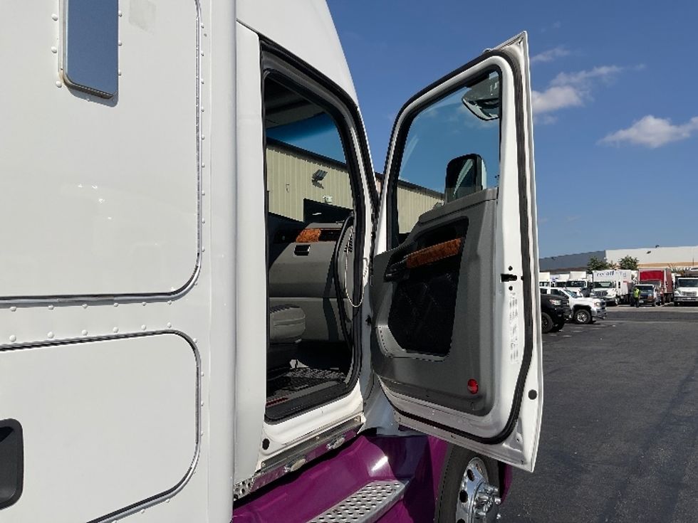 Sleeper Tractor-Heavy Duty Tractors-Kenworth-2020-T680-Torrance-CA-196,269\n\t\tmiles-$ 83,500 - Image 13