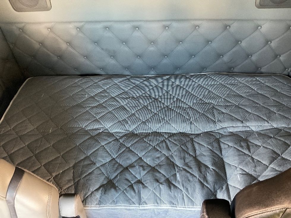 Sleeper Tractor-Heavy Duty Tractors-Kenworth-2020-T680-Torrance-CA-196,269\n\t\tmiles-$ 83,500 - Image 17