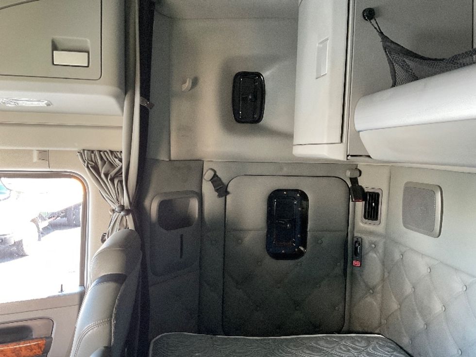 Sleeper Tractor-Heavy Duty Tractors-Kenworth-2020-T680-Torrance-CA-196,269\n\t\tmiles-$ 83,500 - Image 19