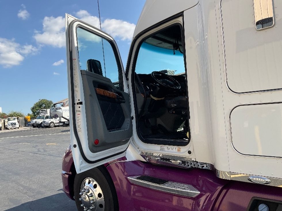 Sleeper Tractor-Heavy Duty Tractors-Kenworth-2020-T680-Torrance-CA-196,269\n\t\tmiles-$ 83,500 - Image 9