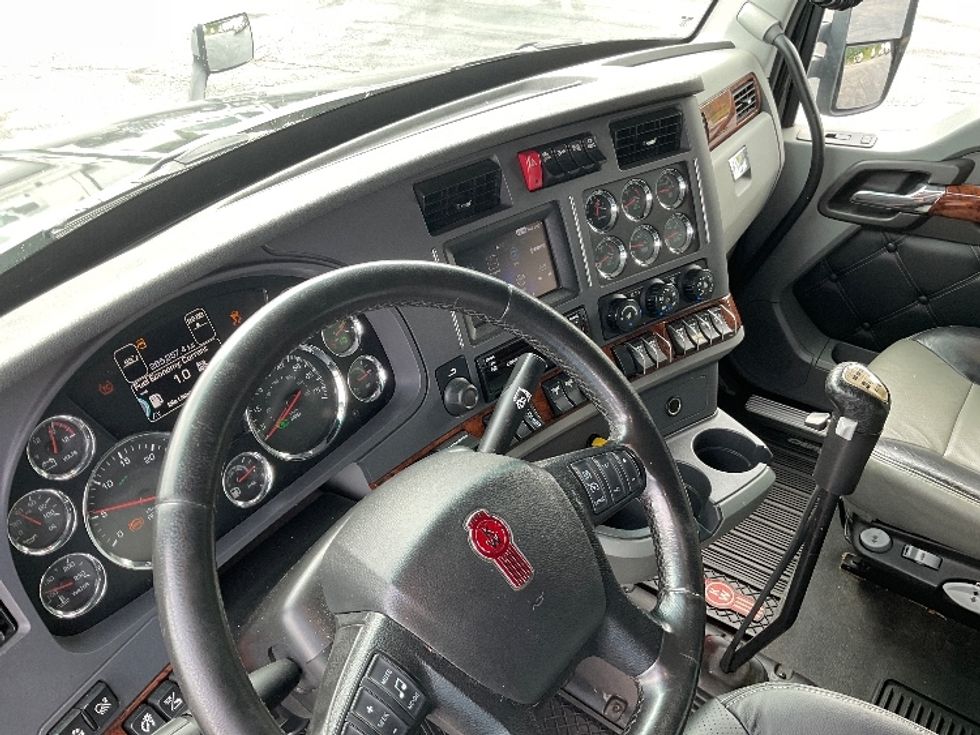 Sleeper Tractor-Heavy Duty Tractors-Kenworth-2021-T680-Akron-OH-265,256\n\t\tmiles-$ 89,750 - Image 10