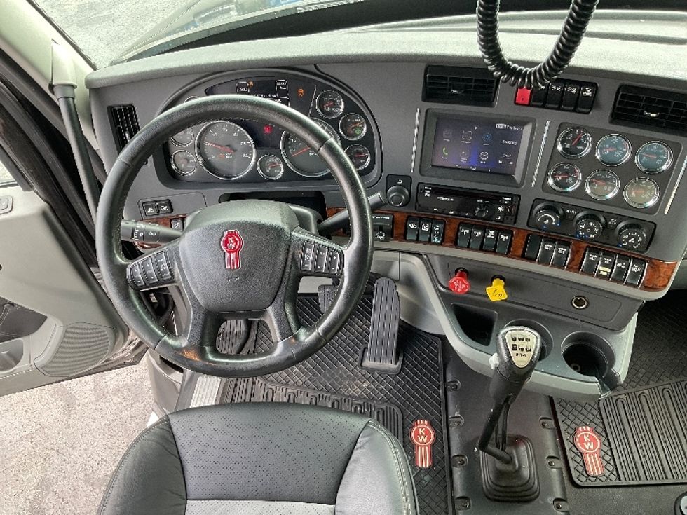 Sleeper Tractor-Heavy Duty Tractors-Kenworth-2021-T680-Akron-OH-265,256\n\t\tmiles-$ 89,750 - Image 11