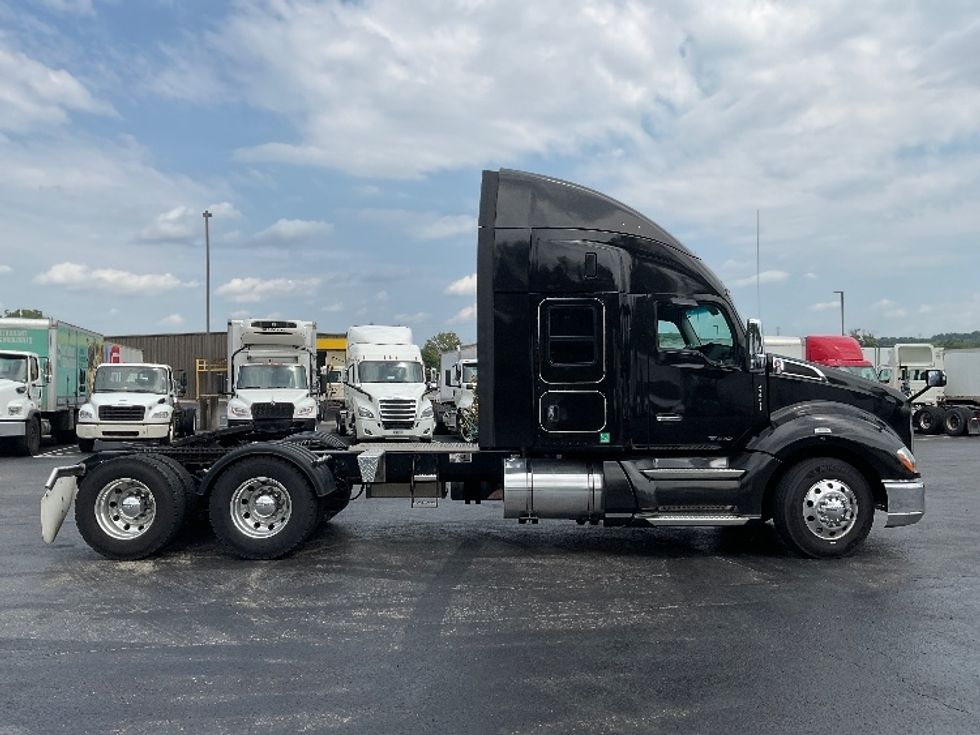 Sleeper Tractor-Heavy Duty Tractors-Kenworth-2021-T680-Akron-OH-265,256\n\t\tmiles-$ 89,750 - Image 8