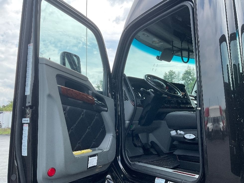 Sleeper Tractor-Heavy Duty Tractors-Kenworth-2021-T680-Akron-OH-265,256\n\t\tmiles-$ 89,750 - Image 9