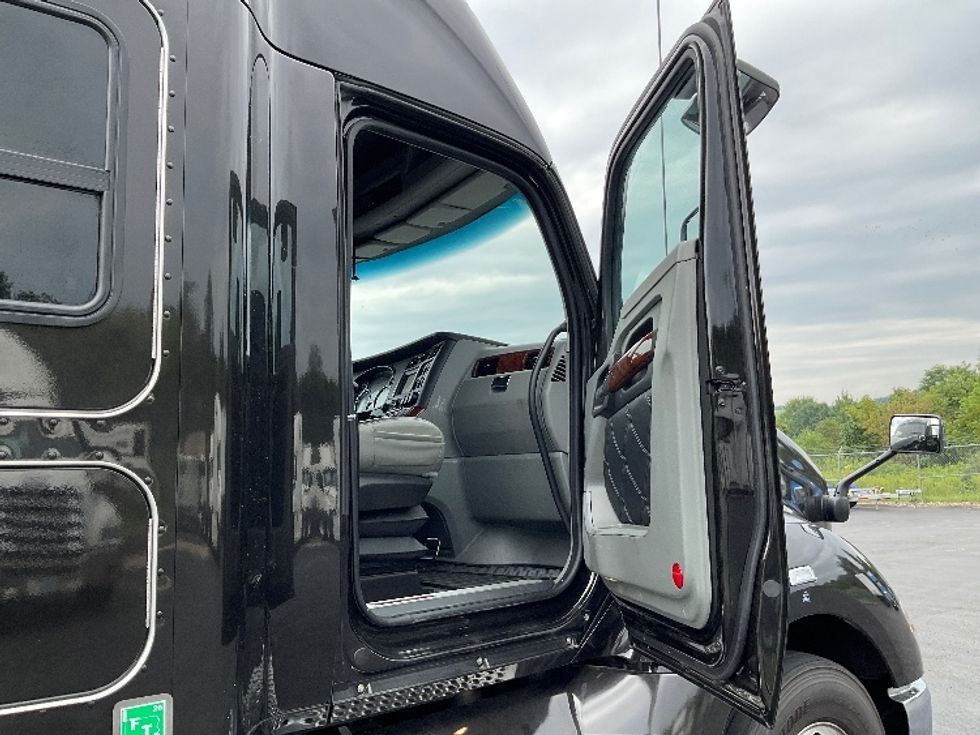 Sleeper Tractor-Heavy Duty Tractors-Kenworth-2021-T680-Akron-OH-283,138\n\t\tmiles-$ 88,750 - Image 12