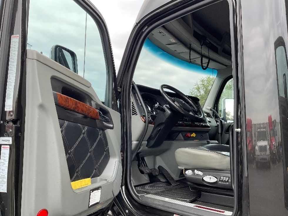Sleeper Tractor-Heavy Duty Tractors-Kenworth-2021-T680-Akron-OH-283,138\n\t\tmiles-$ 88,750 - Image 9