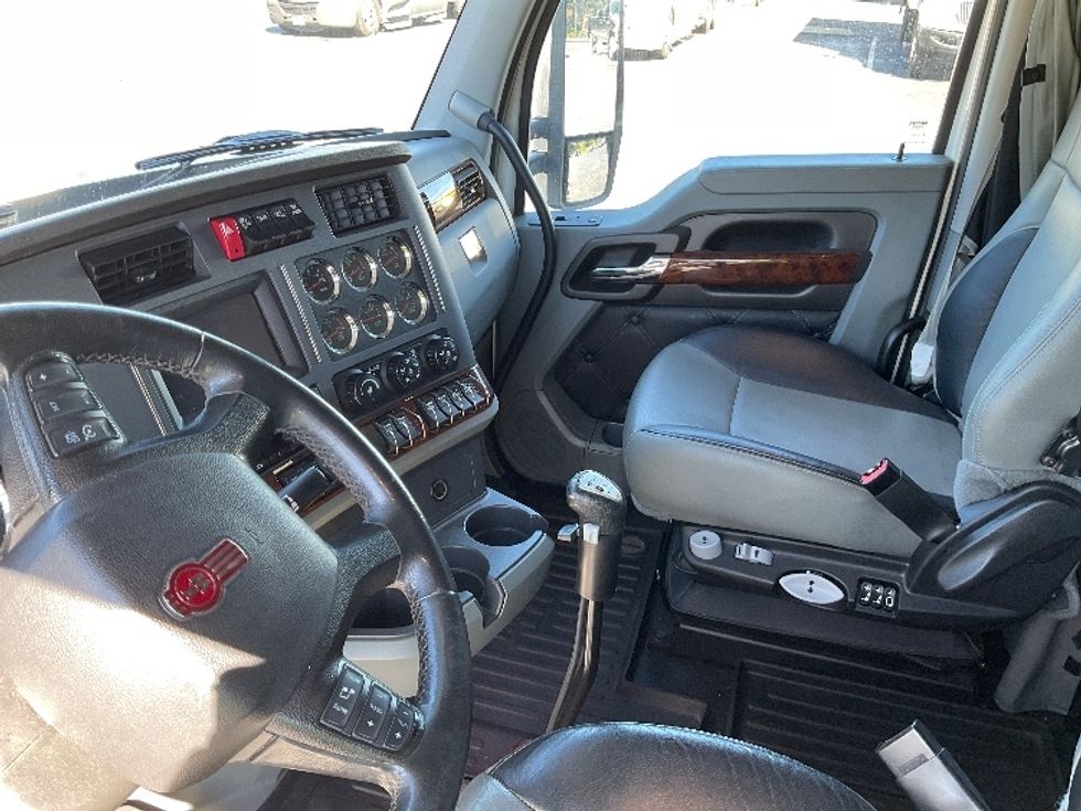 Sleeper Tractor-Heavy Duty Tractors-Kenworth-2021-T680-Mount Pleasant-PA-203,151\n\t\tmiles-$ 90,250 - Image 10