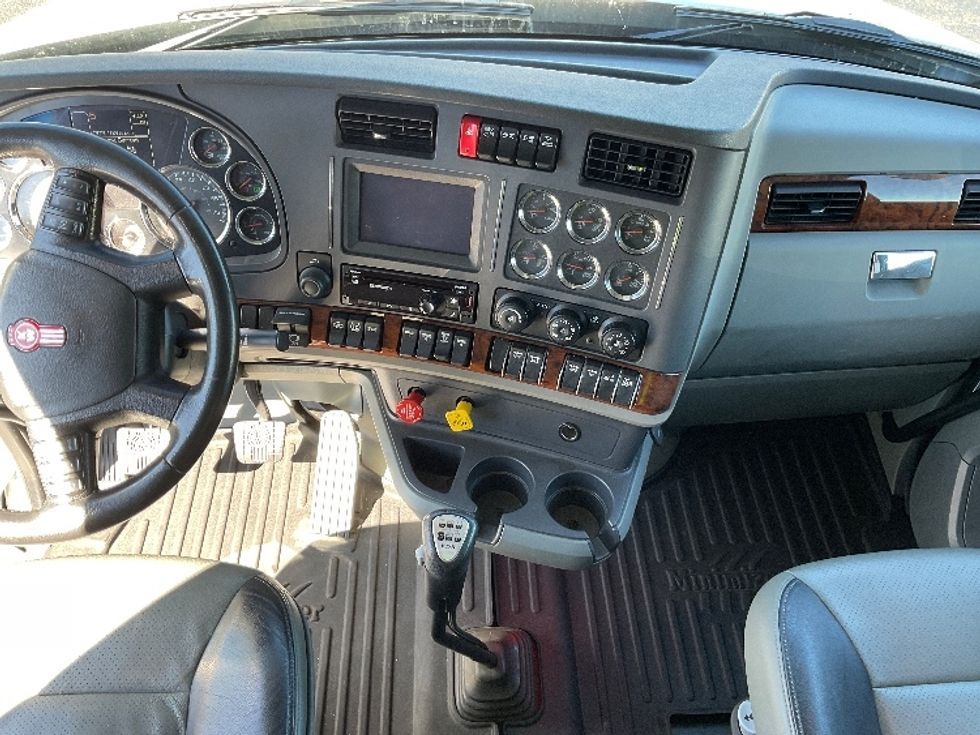 Sleeper Tractor-Heavy Duty Tractors-Kenworth-2021-T680-Mount Pleasant-PA-203,151\n\t\tmiles-$ 90,250 - Image 12