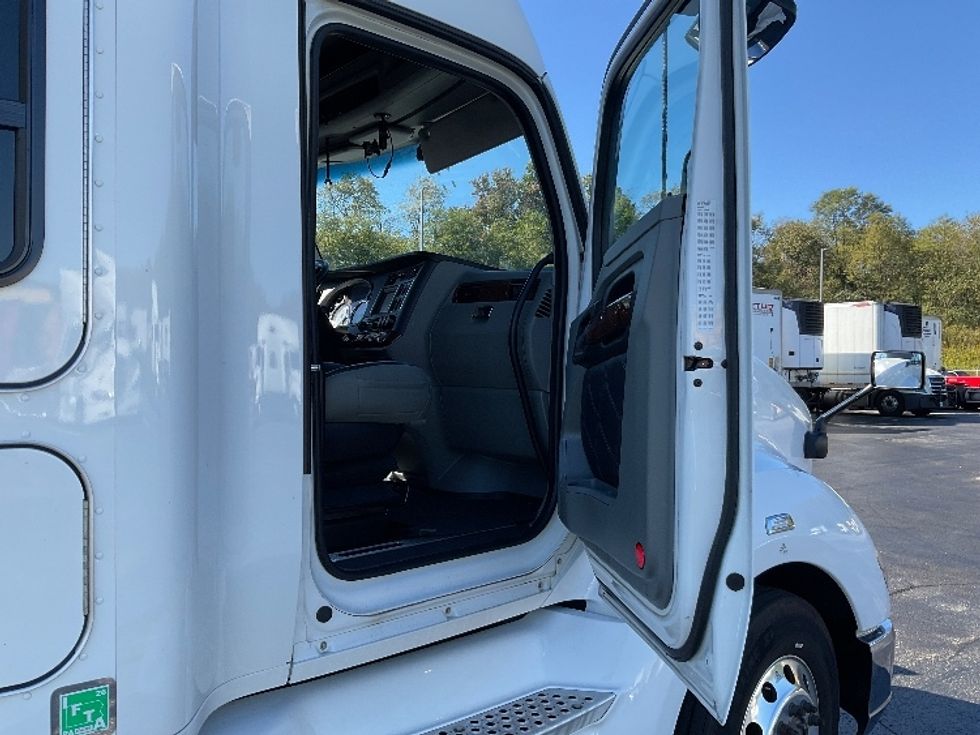Sleeper Tractor-Heavy Duty Tractors-Kenworth-2021-T680-Mount Pleasant-PA-203,151\n\t\tmiles-$ 90,250 - Image 13