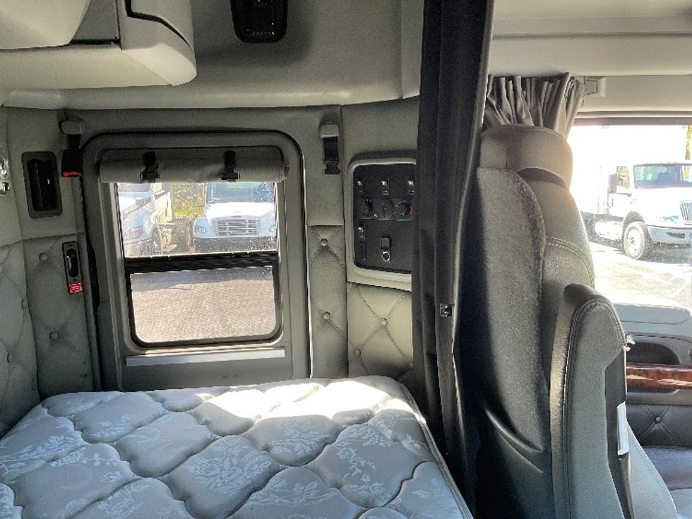 Sleeper Tractor-Heavy Duty Tractors-Kenworth-2021-T680-Mount Pleasant-PA-203,151\n\t\tmiles-$ 90,250 - Image 18