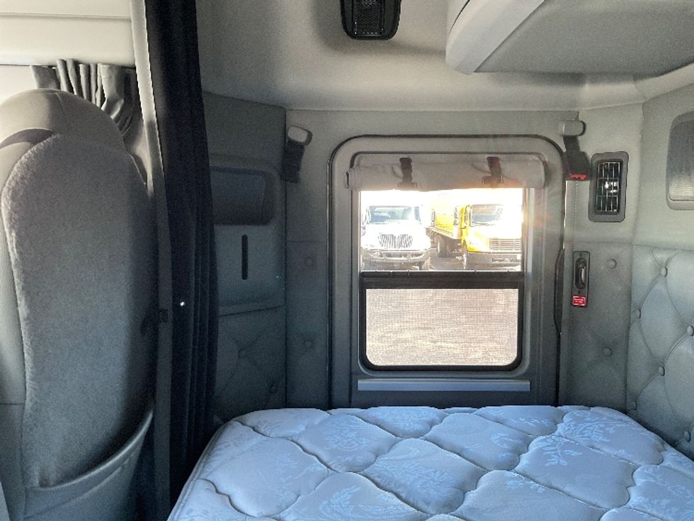 Sleeper Tractor-Heavy Duty Tractors-Kenworth-2021-T680-Mount Pleasant-PA-203,151\n\t\tmiles-$ 90,250 - Image 19