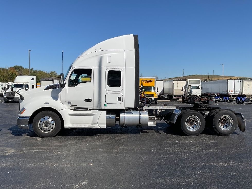 Sleeper Tractor-Heavy Duty Tractors-Kenworth-2021-T680-Mount Pleasant-PA-203,151\n\t\tmiles-$ 90,250 - Image 4