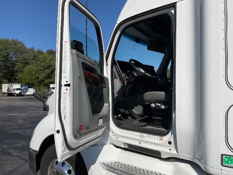 Sleeper Tractor-Heavy Duty Tractors-Kenworth-2021-T680-Mount Pleasant-PA-203,151\n\t\tmiles-$ 90,250 - Image 9