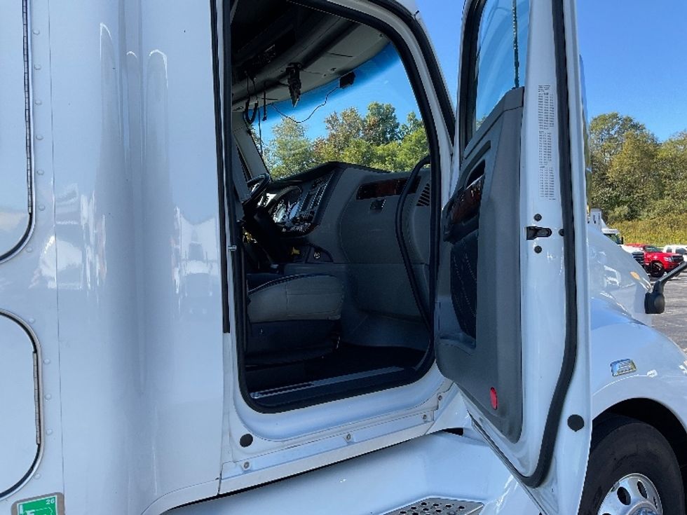 Sleeper Tractor-Heavy Duty Tractors-Kenworth-2021-T680-Mount Pleasant-PA-287,155\n\t\tmiles-$ 85,000 - Image 13