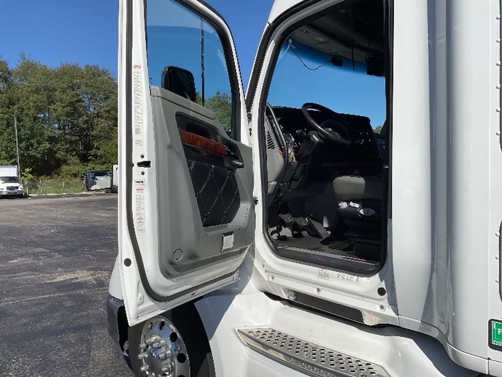 Sleeper Tractor-Heavy Duty Tractors-Kenworth-2021-T680-Mount Pleasant-PA-287,155\n\t\tmiles-$ 85,000 - Image 9