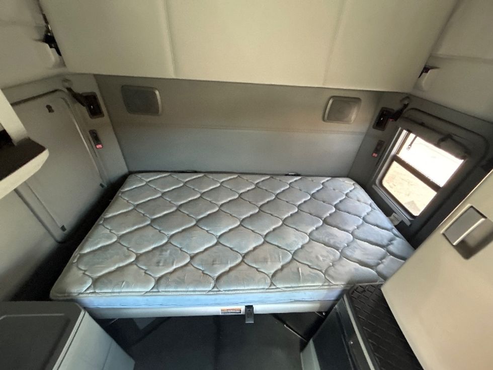 Sleeper Tractor-Heavy Duty Tractors-Kenworth-2021-T680-San Leandro-CA-177,478\n\t\tmiles-$ 72,750 - Image 17