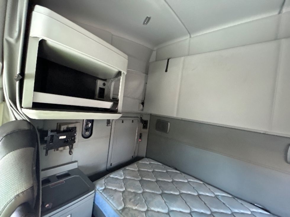 Sleeper Tractor-Heavy Duty Tractors-Kenworth-2021-T680-San Leandro-CA-177,478\n\t\tmiles-$ 72,750 - Image 19