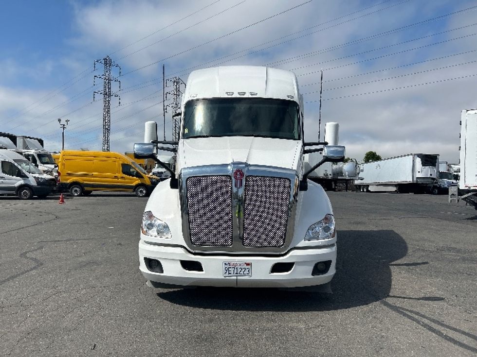 Sleeper Tractor-Heavy Duty Tractors-Kenworth-2021-T680-San Leandro-CA-177,478\n\t\tmiles-$ 72,750 - Image 2