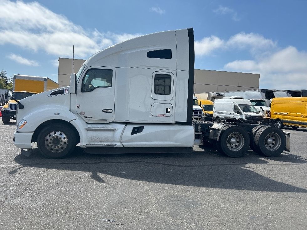 Sleeper Tractor-Heavy Duty Tractors-Kenworth-2021-T680-San Leandro-CA-177,478\n\t\tmiles-$ 72,750 - Image 4