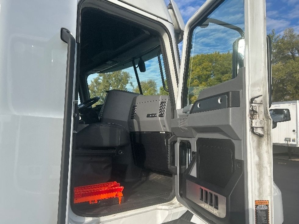 Sleeper Tractor-Heavy Duty Tractors-Mack-2022-ANTHEM-Indianapolis-IN-412,691\n\t\tmiles-$ 75,250 - Image 13
